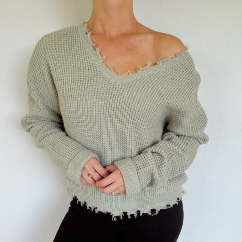 Moon & Madison sage green v-neck frayed eyelash trim waffle knit sweater large
